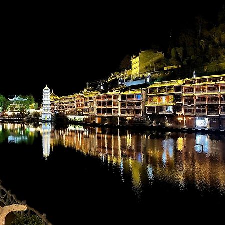Lqj Riverside Guest House เฟิ่งหวง ภายนอก รูปภาพ