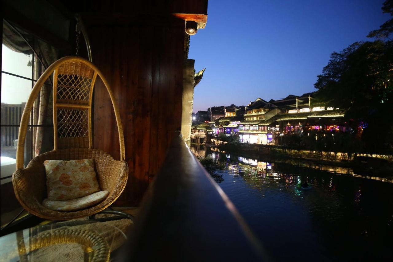 Lqj Riverside Guest House เฟิ่งหวง ภายนอก รูปภาพ