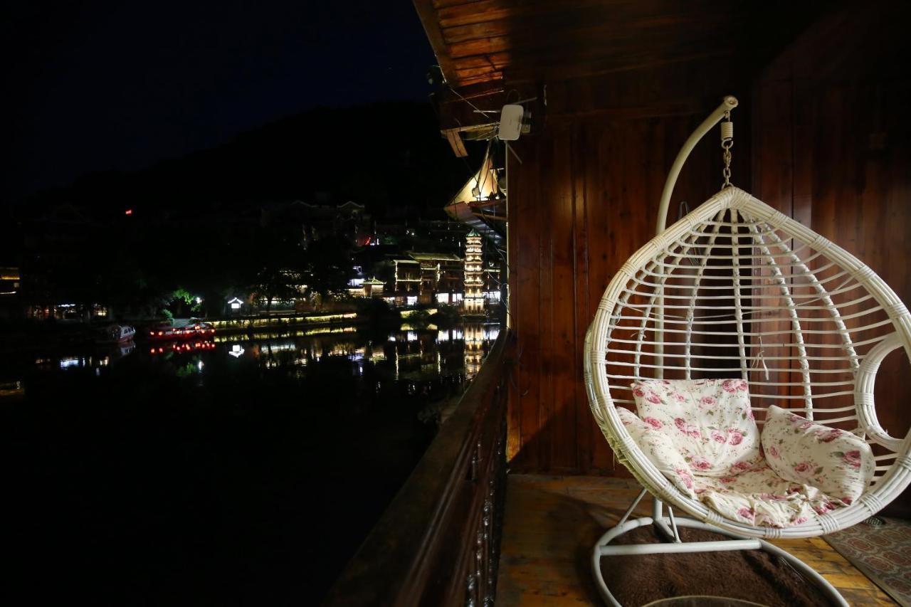 Lqj Riverside Guest House เฟิ่งหวง ภายนอก รูปภาพ