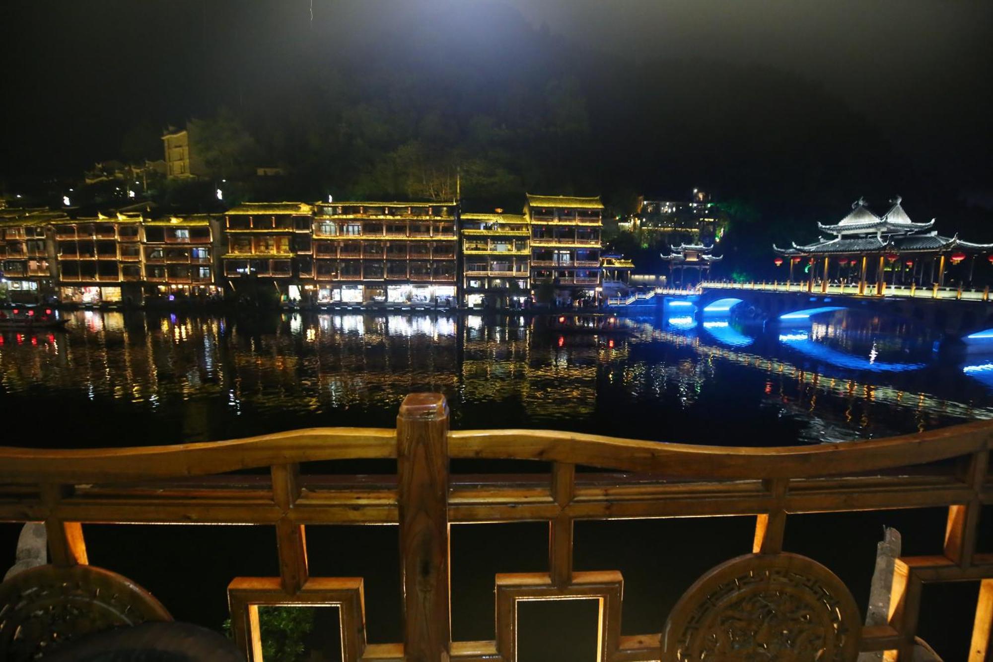 Lqj Riverside Guest House เฟิ่งหวง ภายนอก รูปภาพ