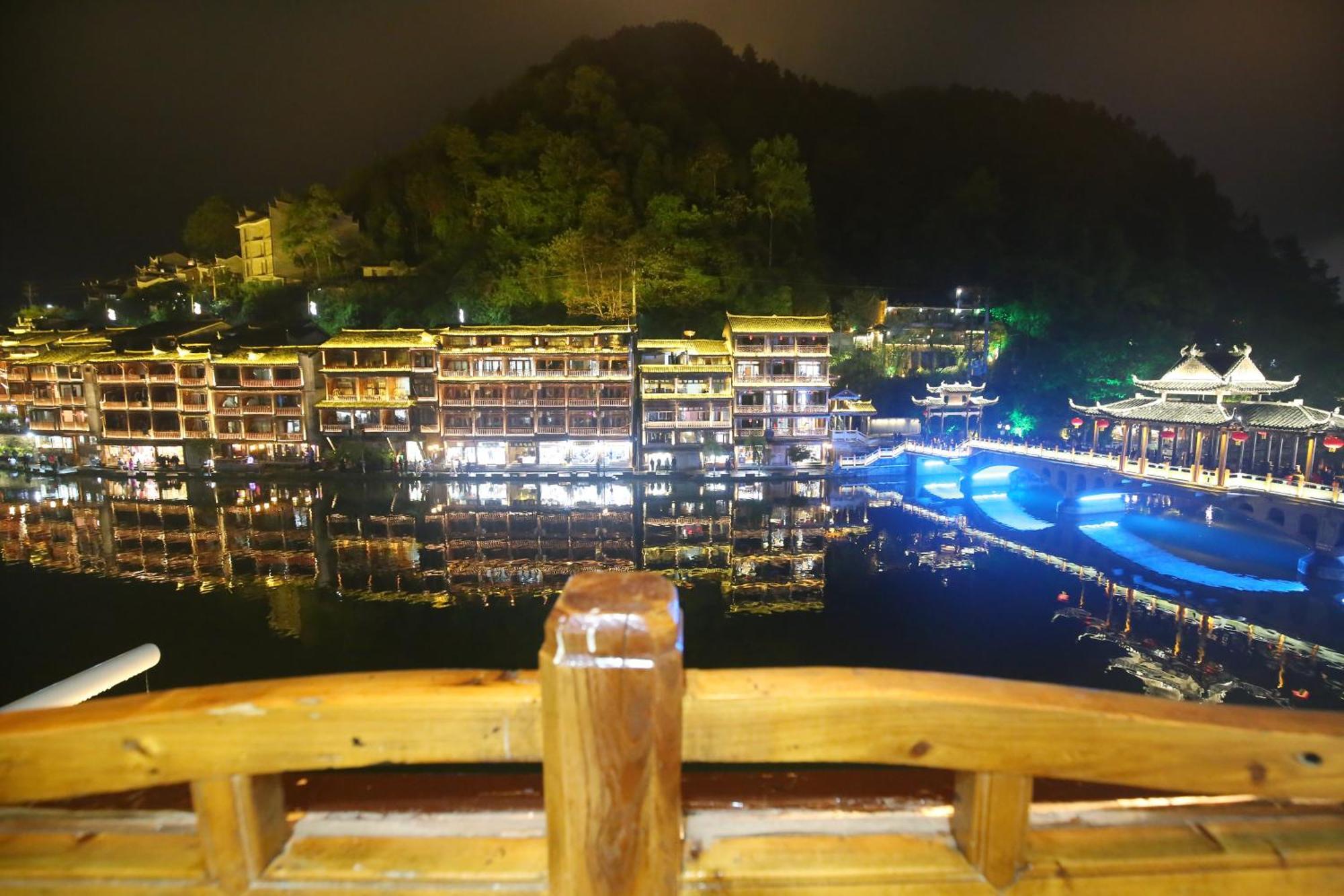 Lqj Riverside Guest House เฟิ่งหวง ภายนอก รูปภาพ
