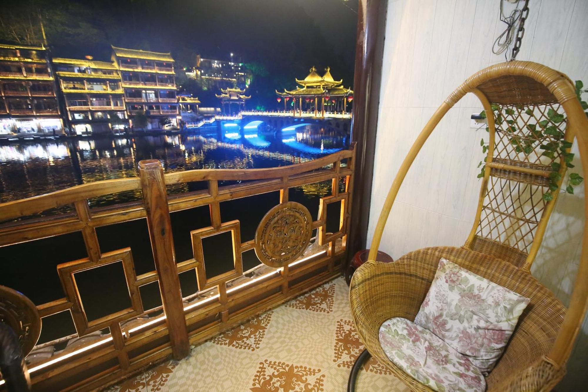 Lqj Riverside Guest House เฟิ่งหวง ภายนอก รูปภาพ
